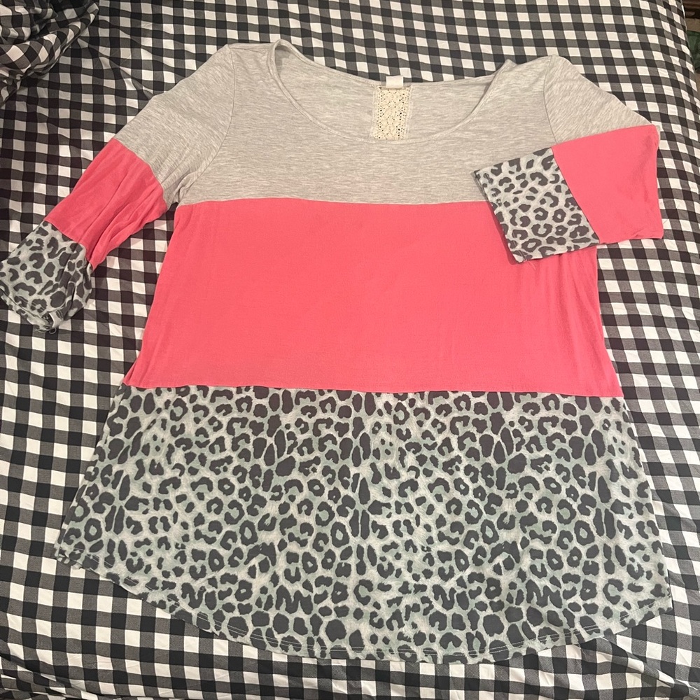 Beautiful 3xl top with lace detailing
